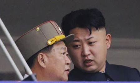 Ông Kim Jong-un cho cấp dưới thân tín 100.000USD - 1 Ông Kim Jong-un (phải) và Phó nguyên soái Choe Ryong-hae.