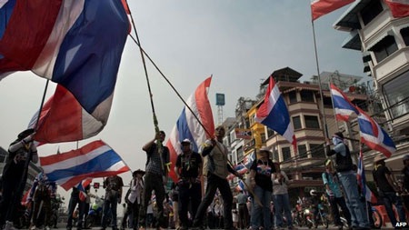 Nổ súng nhằm vào người biểu tình ở Bangkok, nhiều người bị thương - 1 Nổ súng nhằm vào người biểu tình ở Bangkok, nhiều người bị thương