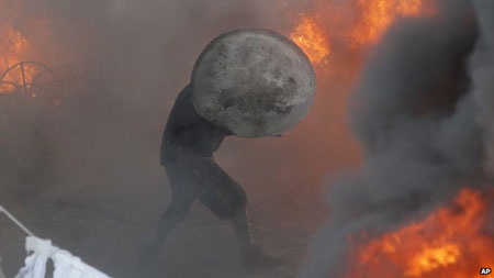 Tình hình Ukraine vẫn rất căng thẳng, khi các cuộc biểu tình lan rộng ra ngoài thủ đô Kiev.