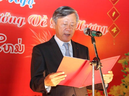 Việt kiều Lào vui đón Tết Giáp Ngọ 2014 - 2 Đại sứ Nguyễn Mạnh Hùng phát biểu.