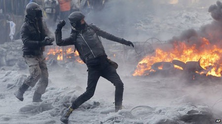 Người biểu tình tấn công lực lượng an ninh trong tuyết rơi và giá lạnh dưới 0 đọ.