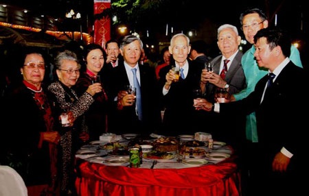 Việt kiều Lào vui đón Tết Giáp Ngọ 2014 - 3 Cùng nâng ly chúc mừng Năm Mới.