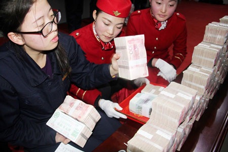 Vác cả bao tải tiền thưởng Tết về nhà - 3 Quẩy cả bao tải tiền thưởng Tết về nhà