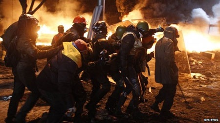 Cảnh sát đã phản ứng bằng đạn hơi cay, đạn cao su.