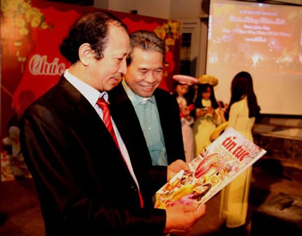 Việt kiều Lào vui đón Tết Giáp Ngọ 2014 - 4 Đọc báo Xuân từ trong nước gửi sang, bà con rất phấn khởi.