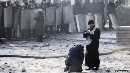 Giáo sỹ tham gia giảm bớt căng thẳng tại các địa điểm biểu tình.