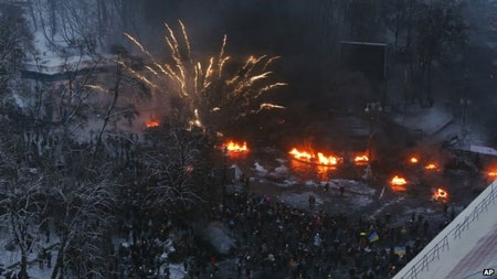 Người biểu tình còn dội mưa pháo hoa về phía cảnh sát.
