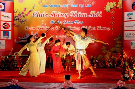 Việt kiều Lào vui đón Tết Giáp Ngọ 2014 - 5 Múa hát mừng Xuân Giáp Ngọ.