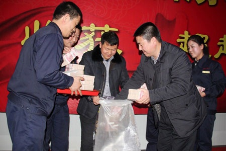 Vác cả bao tải tiền thưởng Tết về nhà - 7 Quẩy cả bao tải tiền thưởng Tết về nhà