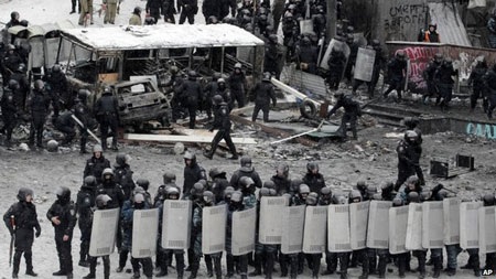 Nhiều người biểu tình đội mũ bảo hiểm, mang gậy,bất chấp lệnh cấm của chính phủ.