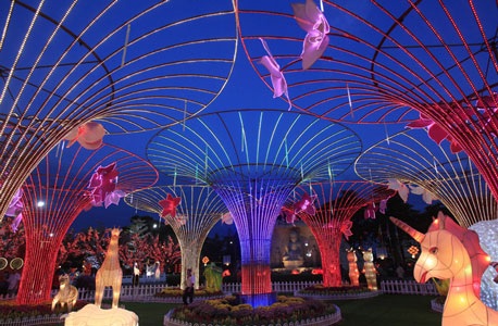 Châu Á đón chào năm con ngựa - 1 Đèn lồng hình con ngựa được thấy khắp nơi.