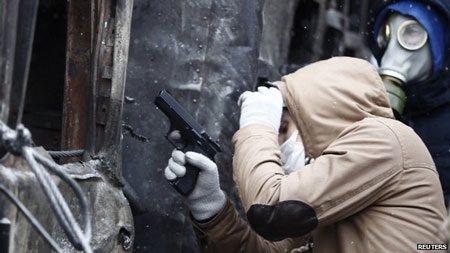 Một số người biểu tình còn được trang bị súng.