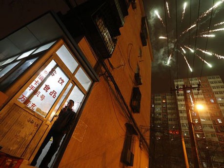 Châu Á đón chào năm con ngựa - 3 Pháo hoa thắp sáng một khu chung cư ở Bắc Kinh vào đêm giao thừa.