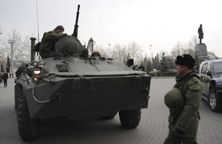 Putin lệnh kiểm tra quân đội, xe bọc thép Nga xuất hiện ở nam Ukraine - 1 Các cuộc biểu tình phản đối chính phủ mới ở Ukraine vẫn tiếp diễn tại miền đông.