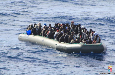 Cứu hơn 1.100 người trên biển trong 24 giờ - 3 Những người nhập cư đi trên 8 thuyền cao su và 1 tàu để định vào Italia.