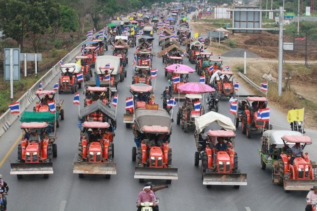 15.000 nông dân Thái Lan lái máy cày đi đòi nợ chính phủ - 1 Hàng dài máy cày nối đuôi nhau tiến về Bangkok ngày 20/2.
