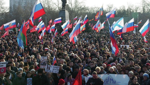 Hàng nghìn người Ukraine tuần hành phản đối chính biến - 1 Hàng nghìn người dân tuần hành tại Sevastopol. Ảnh: Rianovosti