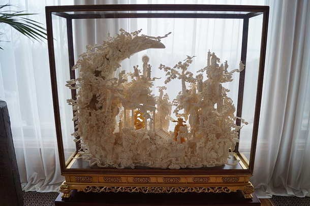 Đồ trang trí bằng ngà voi ở trong phòng chơi bi-a.