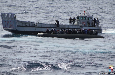 Cứu hơn 1.100 người trên biển trong 24 giờ - 2 Hải quân Italia triển khai tàu đổ bộ cứu những người nhập cư.