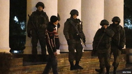 Ukraine tố Nga "xâm lược quân sự" ở Crimea - 2 Không rõ những người đàn ông mang vũ trang, mặc quân phục này là ai. Họ tới sân bay ở