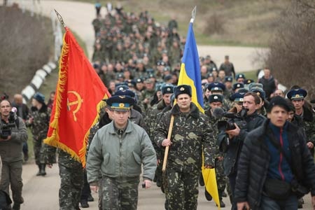 Ukraine: Đối đầu nghẹt thở ở căn cứ không quân Crimea - 1 Nhóm binh sỹ Ukraine được cho là do đại tá Yuli Mamchor dẫn đầu