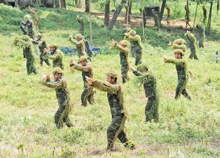 “Chỉ một mục tiêu: Vị thế Việt Nam” - 2 Các chiến sĩ đặc công ngụy trang tập luyện võ thuật. Ảnh:
Đức Toàn
