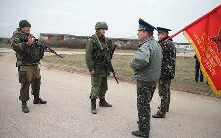 Ukraine: Đối đầu nghẹt thở ở căn cứ không quân Crimea