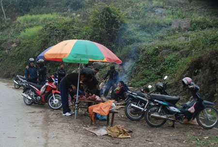 Sa Pa: Rét hại kéo dài, trâu, bò chết hàng loạt - 1 Một điểm bán thịt trâu bò chết rét tại Sa Pa.