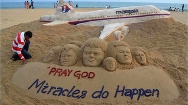 Người thân của các hành khách trên máy bay Malaysia vẫn đang cầu nguyện điều kỳ diệu sẽ xảy ra.