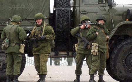 Nga cấp hộ chiếu cho cảnh sát Ukraine, thừa nhận đưa quân vào Crimea - 1 Những người mặc quân phục đã phong tỏa 2 sân bay chính của vùng tự trị Crimea, miền nam Ukraine.