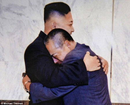 Ông Kim Jong-Un qua lời kể của người đầu bếp cũ - 1 Ông Kim Jong-Un tái ngộ với ông Fujimoto năm 2012 (Nguồn: DM)