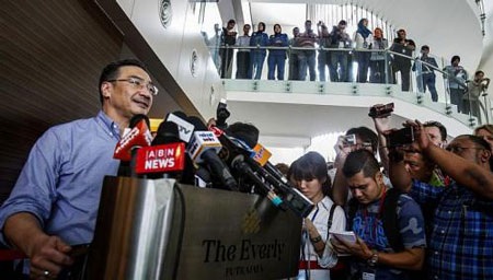 MH370: Malaysia vẫn hy vọng tìm được người sống sót! - 1 ộ trưởng Giao thông
Malaysia
