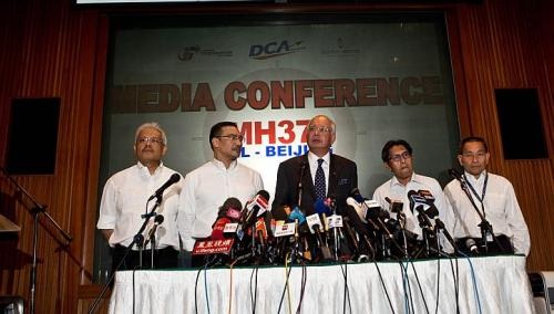 Thủ tướng Malaysia: Máy bay MH370 biến mất "có chủ ý" - 2 Thủ tướng Malaysia Najib Razak (vét đen) tại cuộc họp báo ở Kuala Lumpur chiều 15/3.