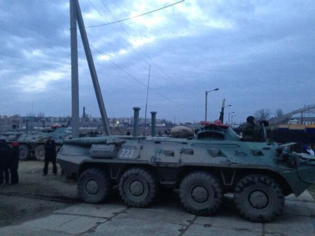 Thủ tướng Crimea: Quân đội Ukraine tại Crimea đã đầu hàng - 3 Hình ảnh bên ngoài căn cứ lính thủy đánh bộ của Ukraine ở Feodosia.