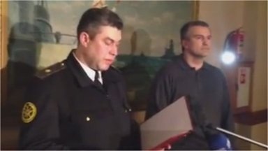 Tư lệnh hải quân Ukraine bỏ sang lực lượng thân Nga - 1 Ông Berezovskyy đọc tuyên thệ sát cánh cùng người dân Crimea bên cạnh lãnh đạo Crimea