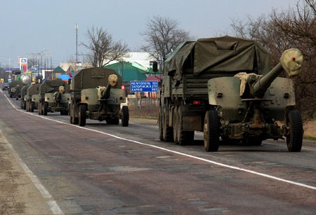 Tổng thống tạm quyền Ukraine lệnh rút quân khỏi Crimea - 1 Lực lượng thân Nga đã chiếm hầu hết các căn cứ của Ukraine tại Crimea.