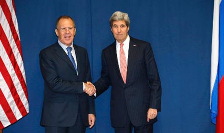 Đàm phán Nga-Mỹ về Ukraine: Trắng tay - 1 Ngoại trưởng Nga Lavrov (trái) bắt tay Ngoại trưởng Mỹ Kerry trong cuộc đàm phán tại Rome ngày 6/3.