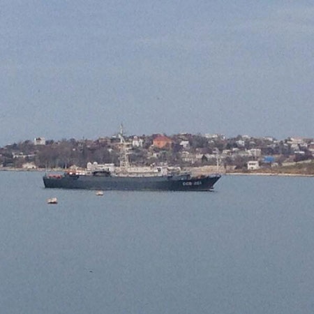 Thủ tướng Crimea: Quân đội Ukraine tại Crimea đã đầu hàng - 4 Một tàu lớp Vishnya của Nga tiến vào cảng Sevastopol
ở Crimea ngà 2/3.