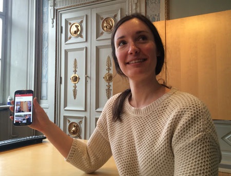 Sarah Massengale với chiếc điện thoại có hình ảnh về 2 ngày của chúng tôi tại Stockholm.