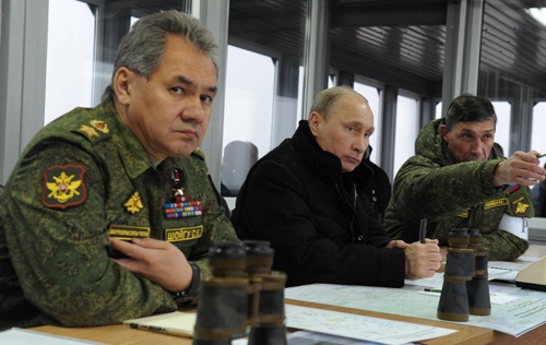 Putin thảo luận sáp nhập Crimea, Kiev, Washington phản đối - 1 Tổng thống Putin (giữa) thị sát một cuộc tập trận tác chiến nhanh mới đây.