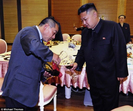 Ông Kim Jong-Un qua lời kể của người đầu bếp cũ - 3 Ông Fujimoto rót rượu cho ông Kim Jong-Un trong lần tái ngộ
năm 2012 (Nguồn: DM)