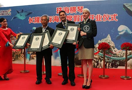 Đại diện của Kỷ lục Guinness Thế giới trao 5 kỷ lục cho Thủy Cung