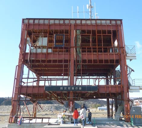  Những gì còn lại ở Minami-sanriku,
dọc con đê, bên kia là Thái Bình Dương