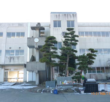 Ngôi trường ở thành phố Natori,
trước trường là đài tưởng niệm các em học sinh đã mất