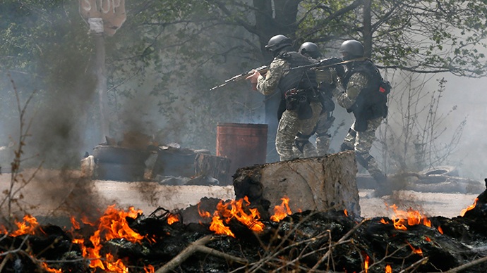 Nga lệnh tập trận sát Ukraine, đặc nhiệm Kiev tiến vào miền đông - 4 Quân đội Ukraine phá hủy một chốt chặn của người biểu tình