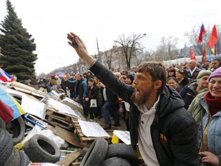 Ukraine trước nguy cơ bị chia thành 3 quốc gia - 1 Người biểu tình ở Donetsk vẫn cố thủ
khi thời hạn chót của tối hậu thư đã kết thúc.