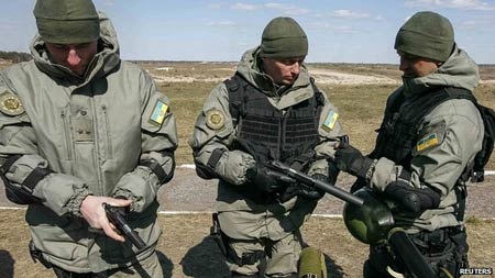 Nga bắt 25 người Ukraine âm mưu tấn công khủng bố - 1 Lính Ukraine tập trận gần biên giới Ukraine.