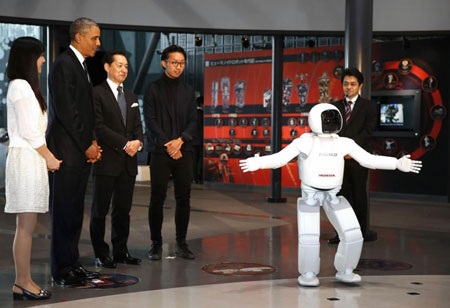 Asimo trình diễn kỹ năng nhảy trên một chân.