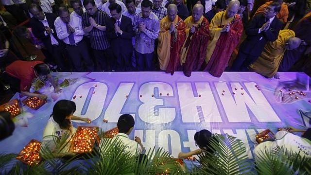 MH370 mất tích một tháng: Những câu hỏi từ tiếng “ping” - 1 Lễ cầu nguyện đặc biệt cho MH370 tại Kuala Lumpur, Malaysia, ngày 6/4.