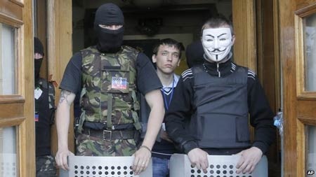 Người biểu tình chiếm thêm một thành phố ở đông Ukraine - 1 Người biểu tình chiếm đài truyền hình khu vực ở